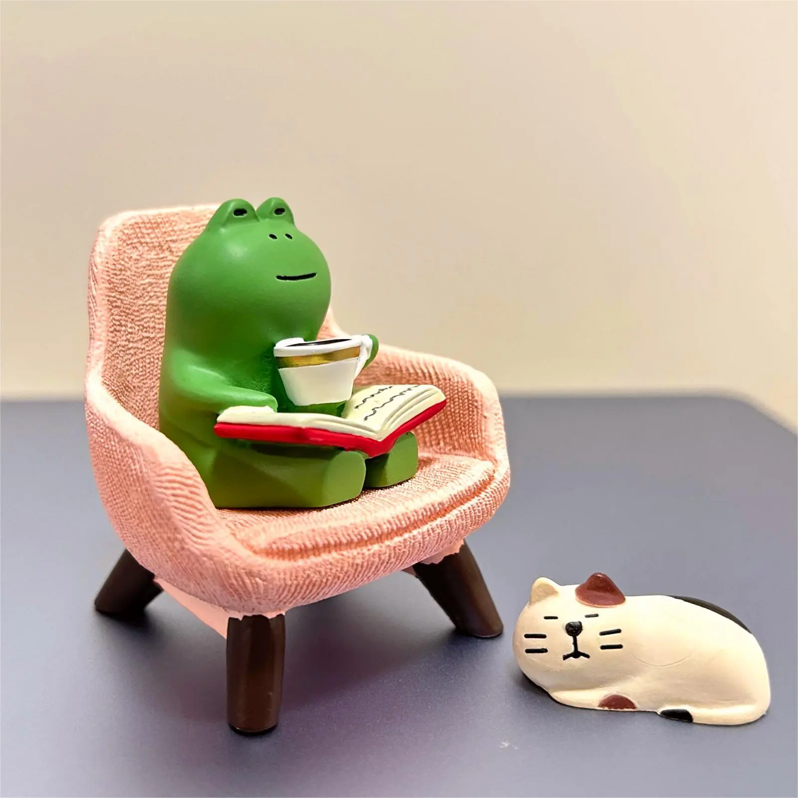 Miniature Frog Trinkets and Cat Figurines, Set of 3 Tiny Frog Figurine with Pink Chair for Office Desk Decor, Funny Gifts for Women, Cute Frog Kitty Statue Gift for Mom