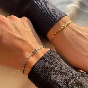 1 Pc Fashionable and Exquisite Knot Shaped Snake Bone Chain Bracelet, Made of Lightweight and Luxurious Stainless Steel Material, Suitable for Daily Wear, Can Add Delicacy To Clothing, and Give Jewelry Gifts To Girlfriends and Friends