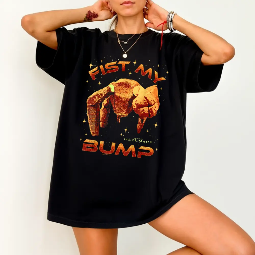 Project Hail Mary Fist My Bump Rocky The Alien Poster T-Shirt, Retro Sci Fi Alien Book Lover Graphic Tee, Gift For Fan, Casual Cotton Top S-4XL
