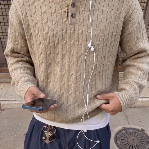 Men’s vintage cable knit polo collar sweater, loose long sleeves, buttoned knit pullover, soft and skin friendly knit top, relaxed fit, suitable for street casual wear and everyday outfits in autumn and winter.