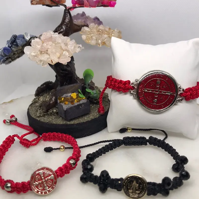 Pulsera con Medalla de San Benito tejida a mano.