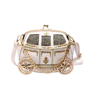 bolsa de mano con forma de carruaje  con ruedas de acero