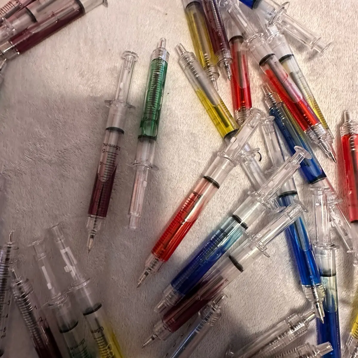 Retractable syringe pens