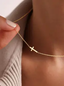 The fashionable and elegant cross pendant collarbone chain is suitable for daily wear, vacation and dating occasions, and is also a surprising and exquisite small gift.