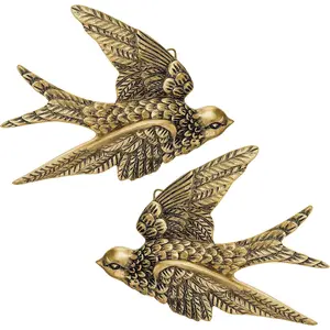 2 Pcs Vintage Bird Wall Sculpture Decor Art 4.7 Inch Antique 3D Sculpted Hanging Bird Resin Wall Art Golden Brass Floating Ornament for Living Room Garden Outdoor, Gifts for Couples Housewarming