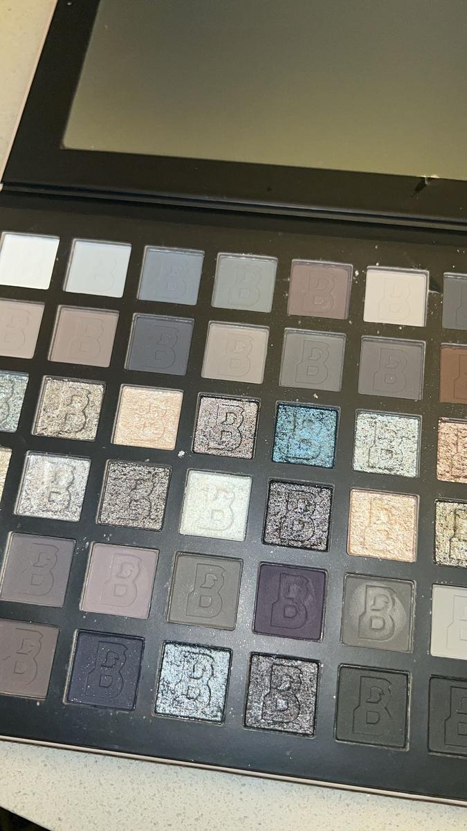 Item: 42-Color Smoky Eyeshadow Palette