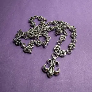 Heavyweight Flower Necklace 50cm Unisex Chain Jewelry for Men and Women Classic Style Silver Tone Elegant Design Versatile Length Retro Cross Pendant