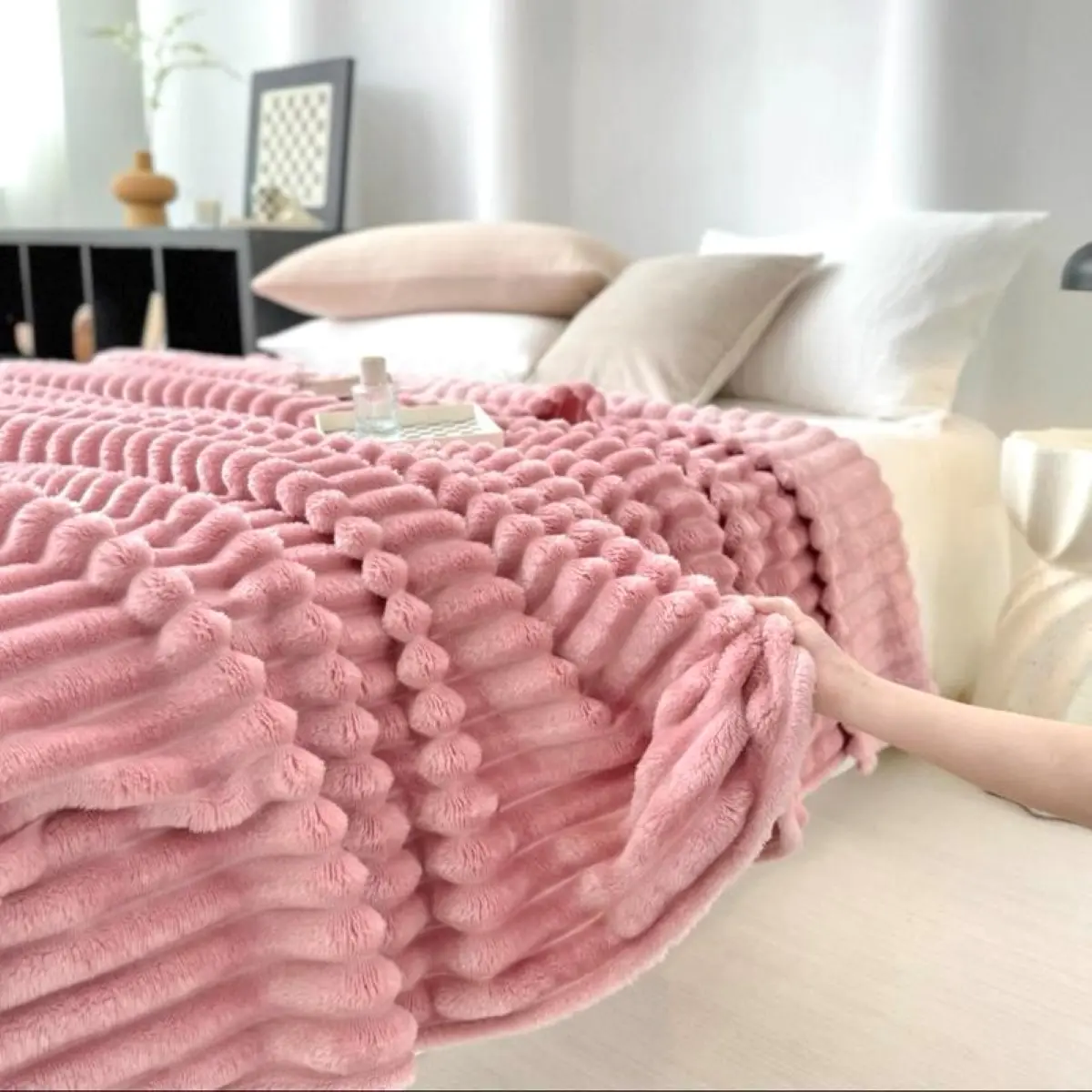 3-color Faux Rabbit Fur Sleep Blanket —— Warm and cozy, ultra-soft baby blanket, suitable for sofas, offices, and bedrooms —an ideal Fall seasonal gift and bed blanket, bringing an ultra-soft baby blanket with a luxurious texture