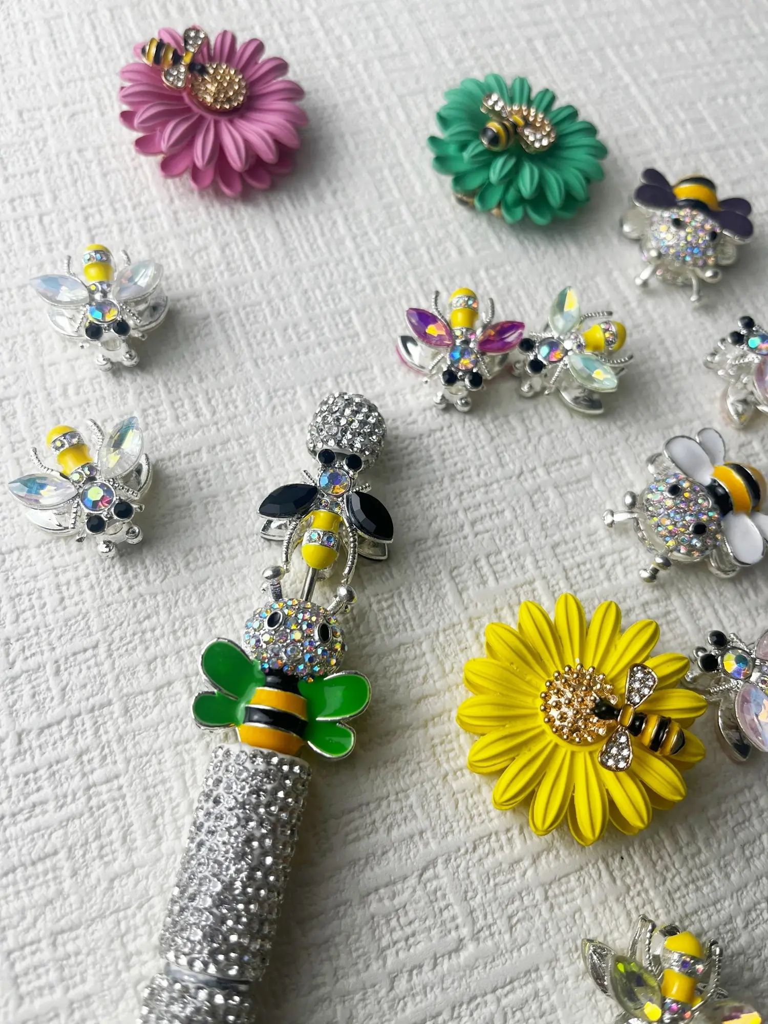 Alloy Daisy Bee Beads with Rhinestones, Bling Glitter Beads, Charms Supplies, DIY Beading, Bead Set, Bees Shape Rhinestone Alloy Beads for Pens 3D Bees Spacer Beads for DIY Craft Beadable Pens Bracelet 4 Pcs Per Pack