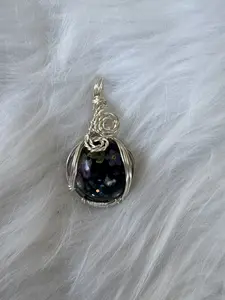 Wire Wrapped Resin Stone Pendant with Unique Wire Wrapping Technique for Jewelry Enthusiasts