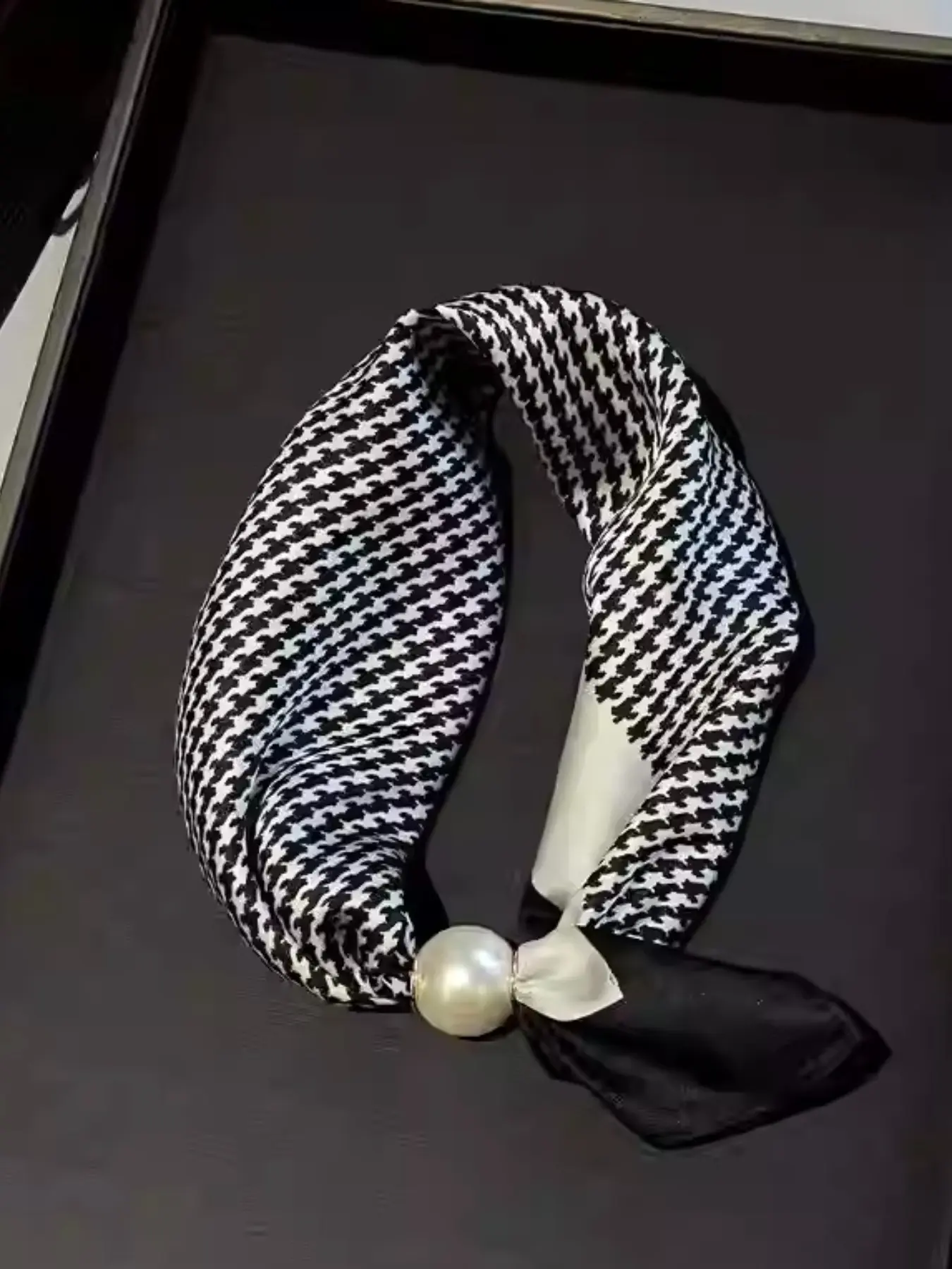 Women's Magnetic Buckle Neck Scarf Choker with Faux Pearl Decor, Elegant All-Season Accessory and Fashionable Gift