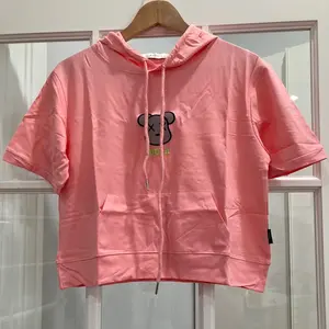 Womenswear Short T-shirt with Hood, Front Pocket, and Logo Design in Pink and Green - Top Streetwear Casual Comfort Summer