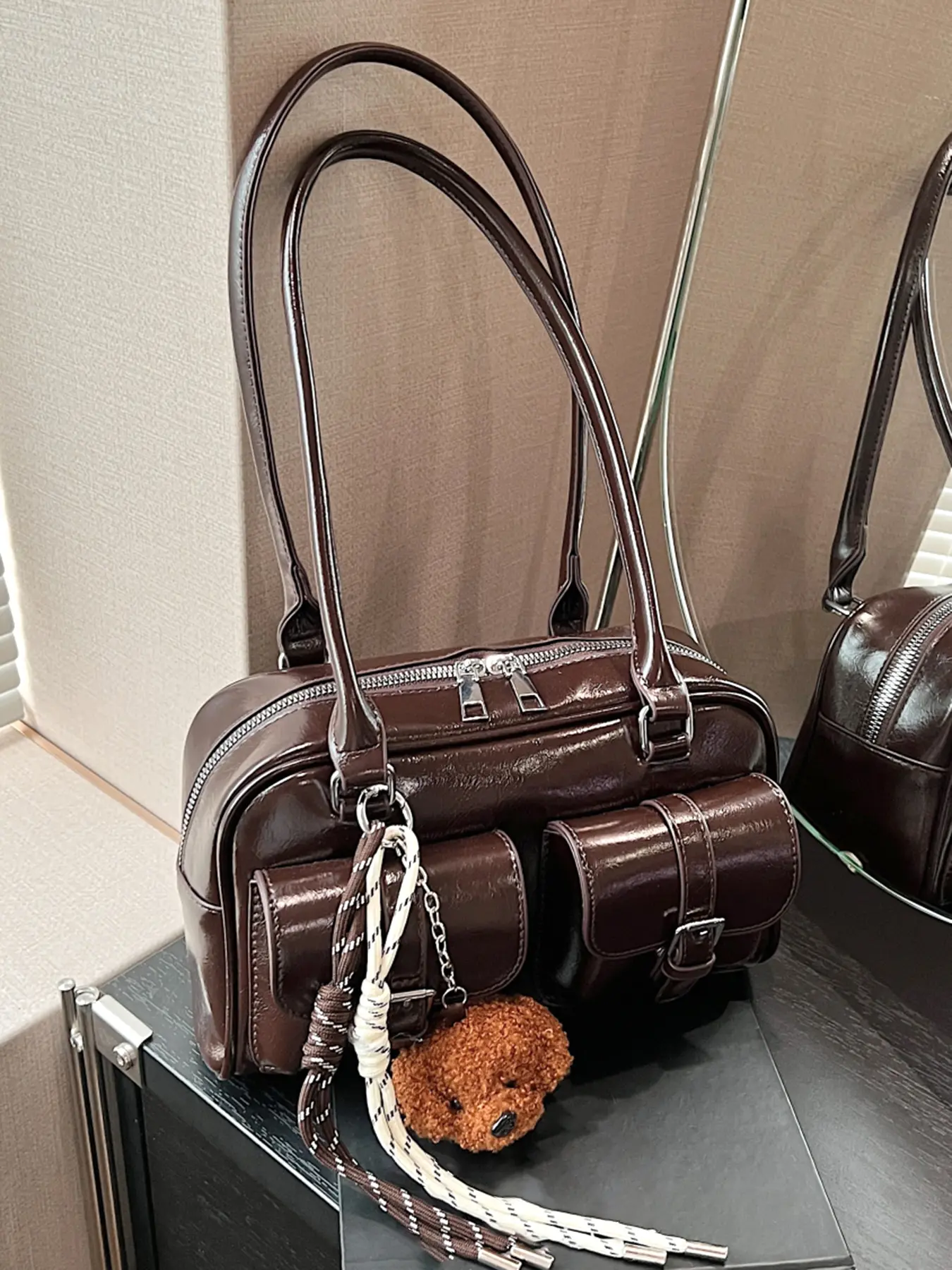 Niche design retro multi-pocket handbag, cute teddy pendant shoulder bag, available in a variety of colors, suitable for daily commuting, college students' classes, shopping, etc., Casual commuter bag, Trendy commuter bag, Casual fashion bag