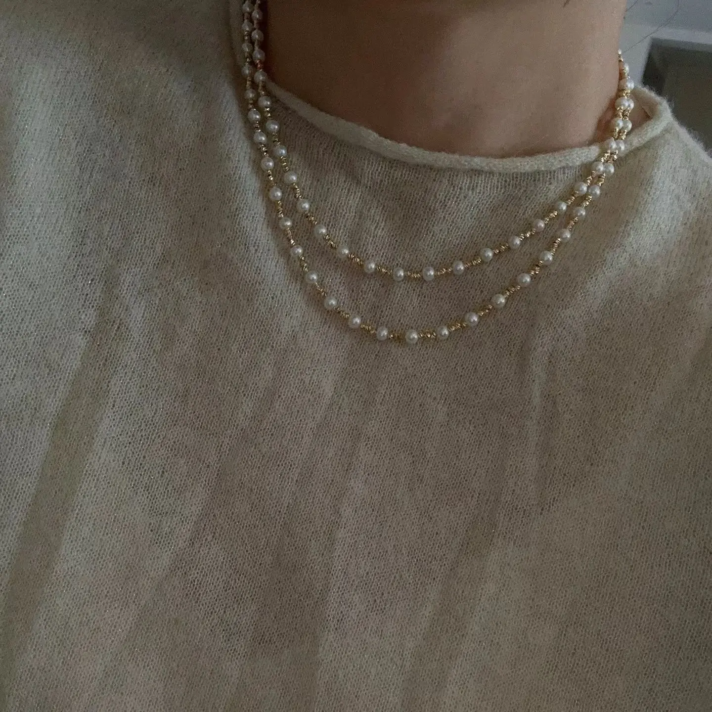 New arrivals: versatile and chic niche pieces! Freshwater pearls paired with a square universal clasp make for a super stylish design, plus you can swap chains anytime. Niche yet sophisticated—whoever wears it looks fabulous.