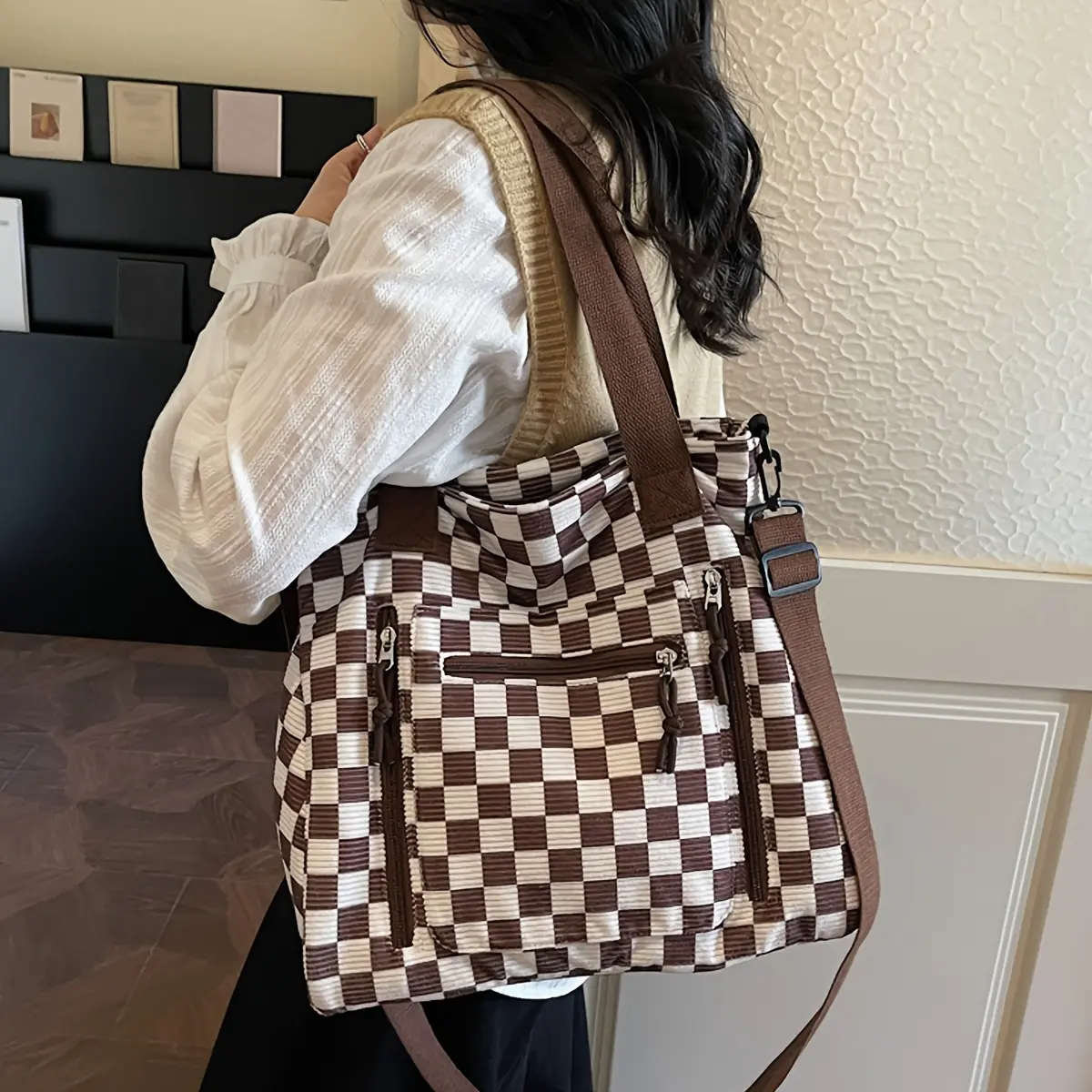 High-capacity multi-layer tote bag with shoulder strap - Textured checkered single shoulder bag Suitable for commuting, school, and travel Zippered opening Multi-functional crossbody bag Ideal for daily use and outdoor activities