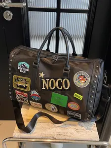 Trendy badge rivet decorated travel bag, personalized eye-catching creative shape large capacity sports shoulder bag, fashionable and practical, suitable for daily commuting, sports and fitness enthusiasts