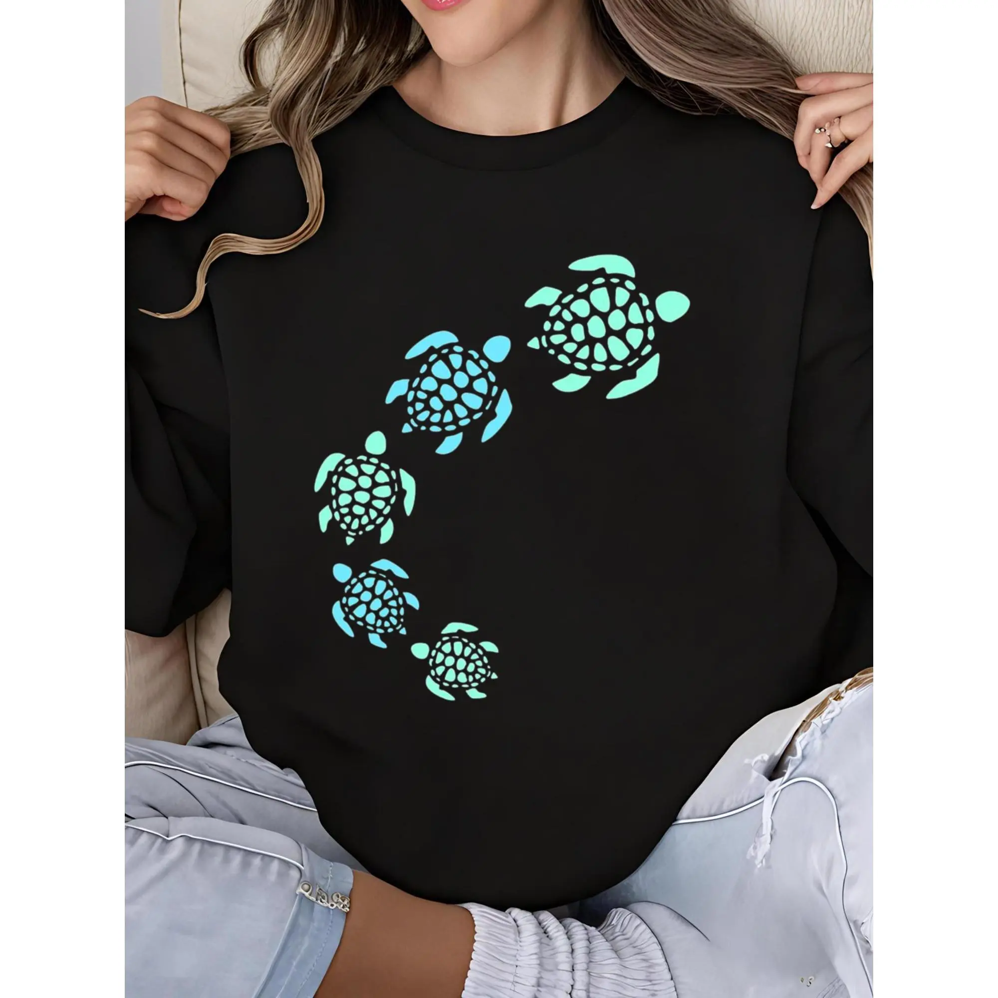 Women's Fitted Crew Neck Long Sleeve Soft Sweatshirt with Sea Turtle Graphic, Casual Pullover for Vacation Wear
