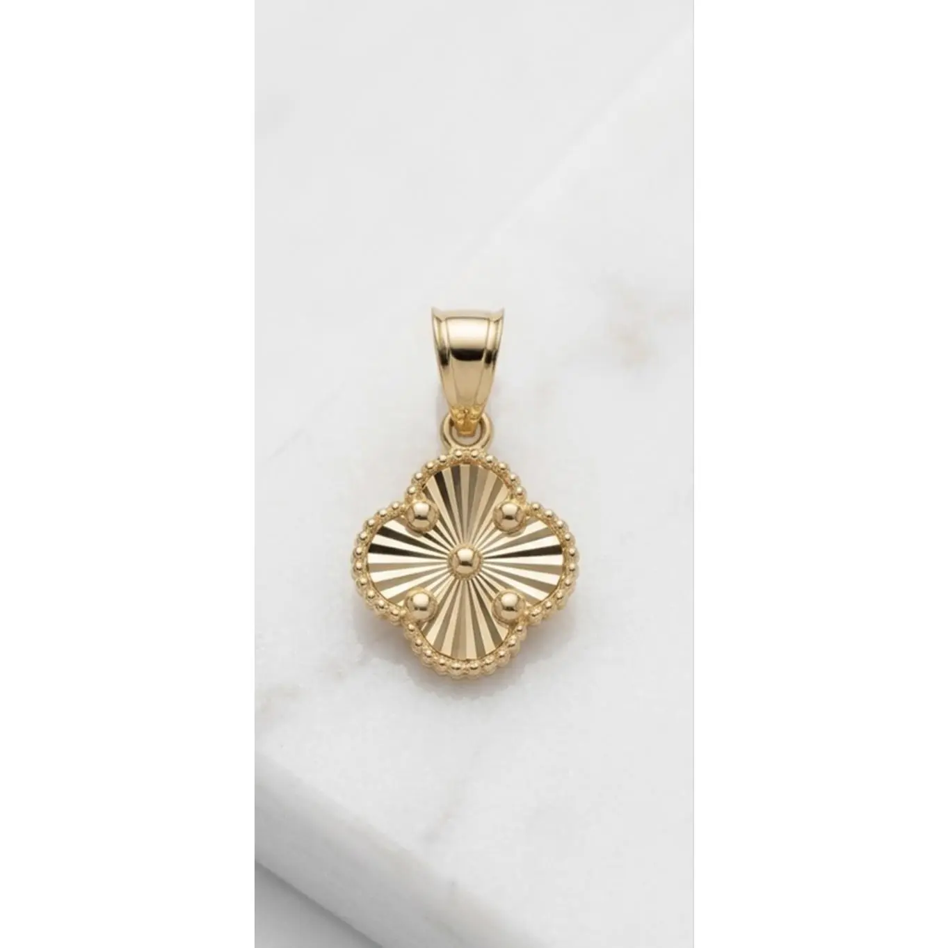 10k Gold Dije de Trébol Pendant - Elegant Irish Clover Design for Women's Jewelry