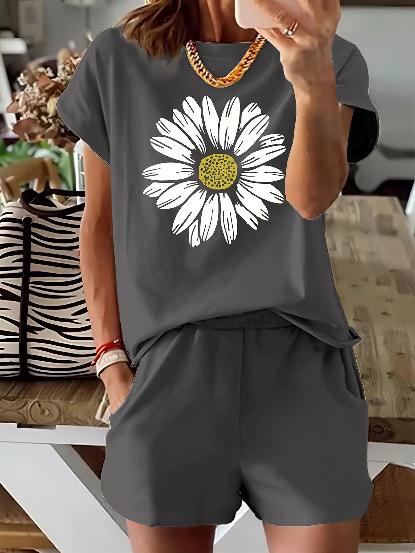 Two-Piece Set Women's Floral Daisy Print Tee & Shorts, Casual Round Neck Short Sleeve T-shirt & Skinny Shorts, Ladies Summer Clothes, Casual Lounge Sets, Womenswear