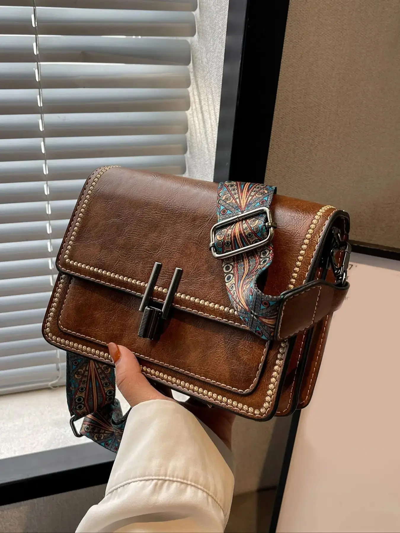 Women's Embroidered Pu Leather Stylish Crossbody Bags with Ethnic Pattern Strap, Retro Stylish Fashionable Trendy Shoulder Bag, Chic All-match Flap Cr