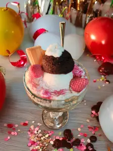 Fruity sweet smelling ice cream sundae candle. Decor Scent