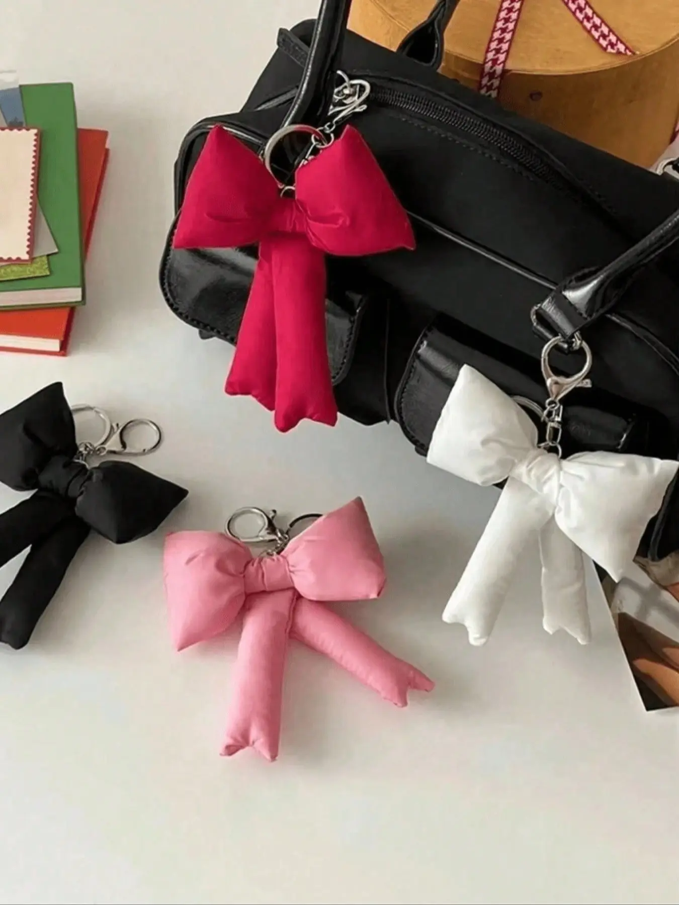 Ins-style cute small bow keychain, Keychain for purse, Heart design keychain, textured bag charm, heart-shaped decoration for girls' backpacks, lightweight, easy to hang, can be easily attached to car keys, handbags, backpacks