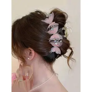 A fashionable and elegant butterfly pattern hair claw headband, suitable for daily wear, vacation and dating occasions, and also a surprising and exquisite small gift.