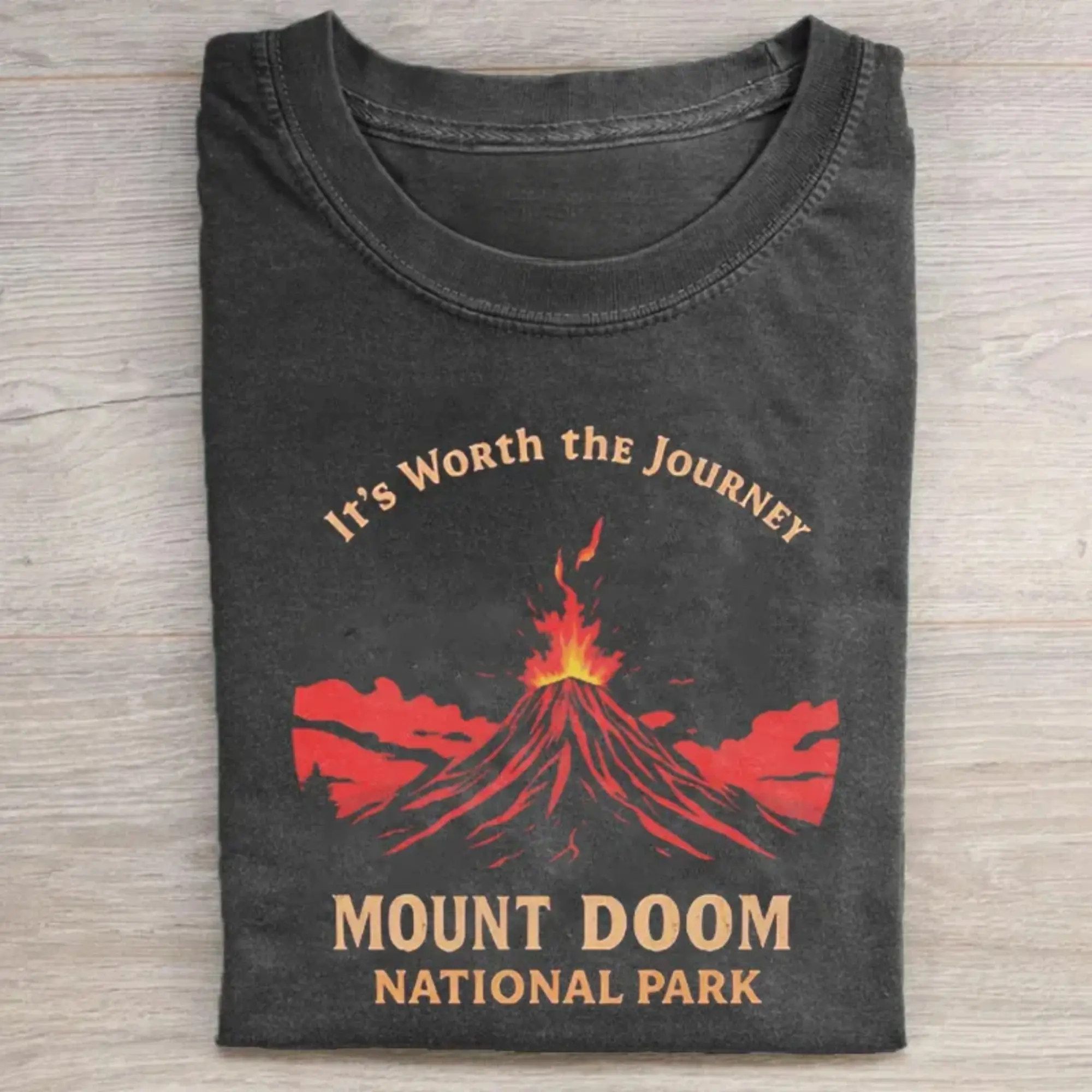 Gildan Men's Lord of the Rings Mount Doom Graphic T-Shirt, Fitted Lightweight Crew Neck Printed Casual Streetwear Tops, Tshirt, Menswear, Cotton