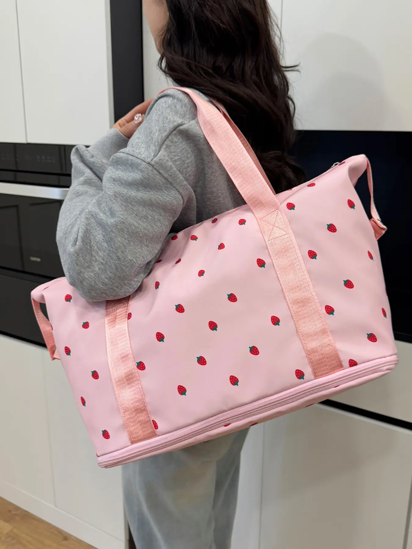 2026 New Strawberry Print Duffel Bag, Large Capacity Expandable Travel Bag, Fashion Fitness Tote, Casual All-Season Backpack