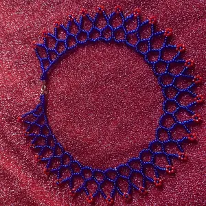 Collar para niñas de color azul con flores rojas