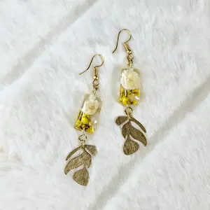 Dried Flower Dangling Hook Earrings, Minimalist Earrings, Resin Earrings, Gift for Her, Gift for Mom, Cute Earrings, Gold Earrings, Handmade Earrings