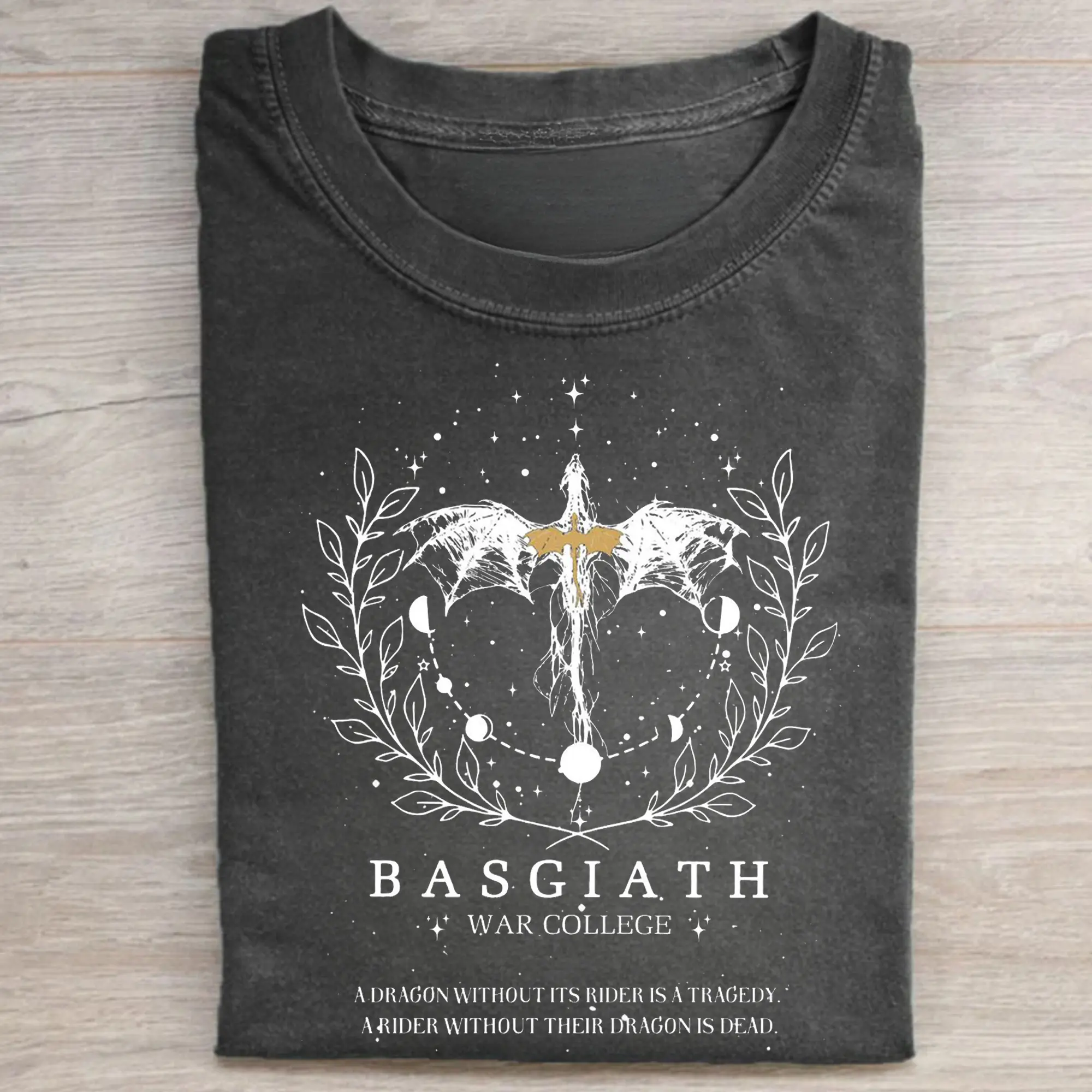 Gildan Men's Fitted Printed Graphic Short-Sleeve Tshirt - Menswear, All Seasons, Vintage Round Neck, Basgiath War College Print, Fourth Wing Novel, The Empyrean Series, Dragon Rider, Onyx Storm Casual Top, Shortsleeve