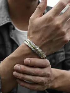 Single Feather-shaped Open Cuff Bracelet, Bohemian Light Luxury Style, Clear 3D Feather Texture/Open Design for Easy Wearing, Elegant with Shirts for Daily Commute/Dresses for Dates, Suitable for Women Who Love Gentle Accessories