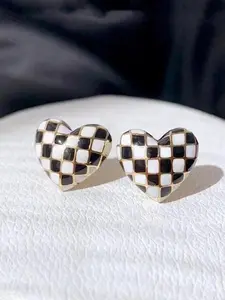 These checkerboard heart-shaped stud earrings are stylish enamel earrings that are versatile, trendy, and exquisite jewelry, making them an excellent choice for birthday and Valentine's Day gifts.