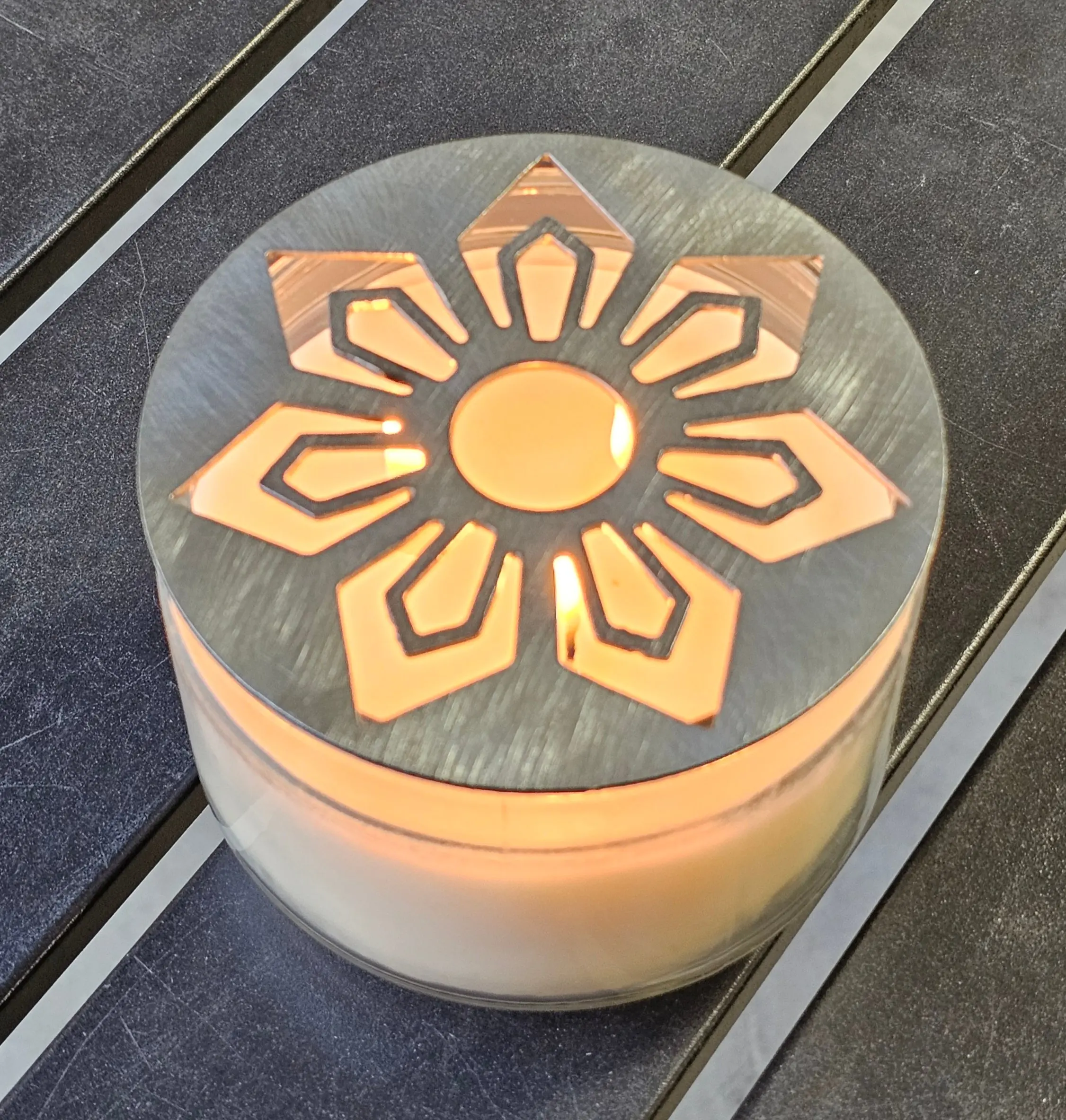 Radiant Bloom Candle Topper — Decorative Metal Floral Lid for Even Burn, Reduced Soot & Enhanced Glow