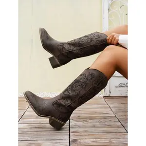 Women’s brown embossed denim boots, small and medium Western-style boots, pointed-toe thick-heel denim boots, fashionable country boots for women, fashionable fall and winter shoes, elegant boots