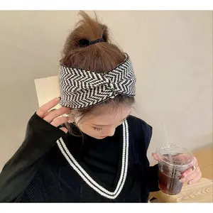 2024 New Ins Retro Houndstooth Knitted Wool Hairband Autumn Winter Wide Sports Hair Tie Black White Hair