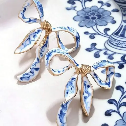 Vintage Oil Painting Style Blue Porcelain Bow Earrings, Fashion Enamel Ribbon Studs, Casual Geometric Pattern, Cute Jewelry, Fashionable Earrings, Perfect for Gifts