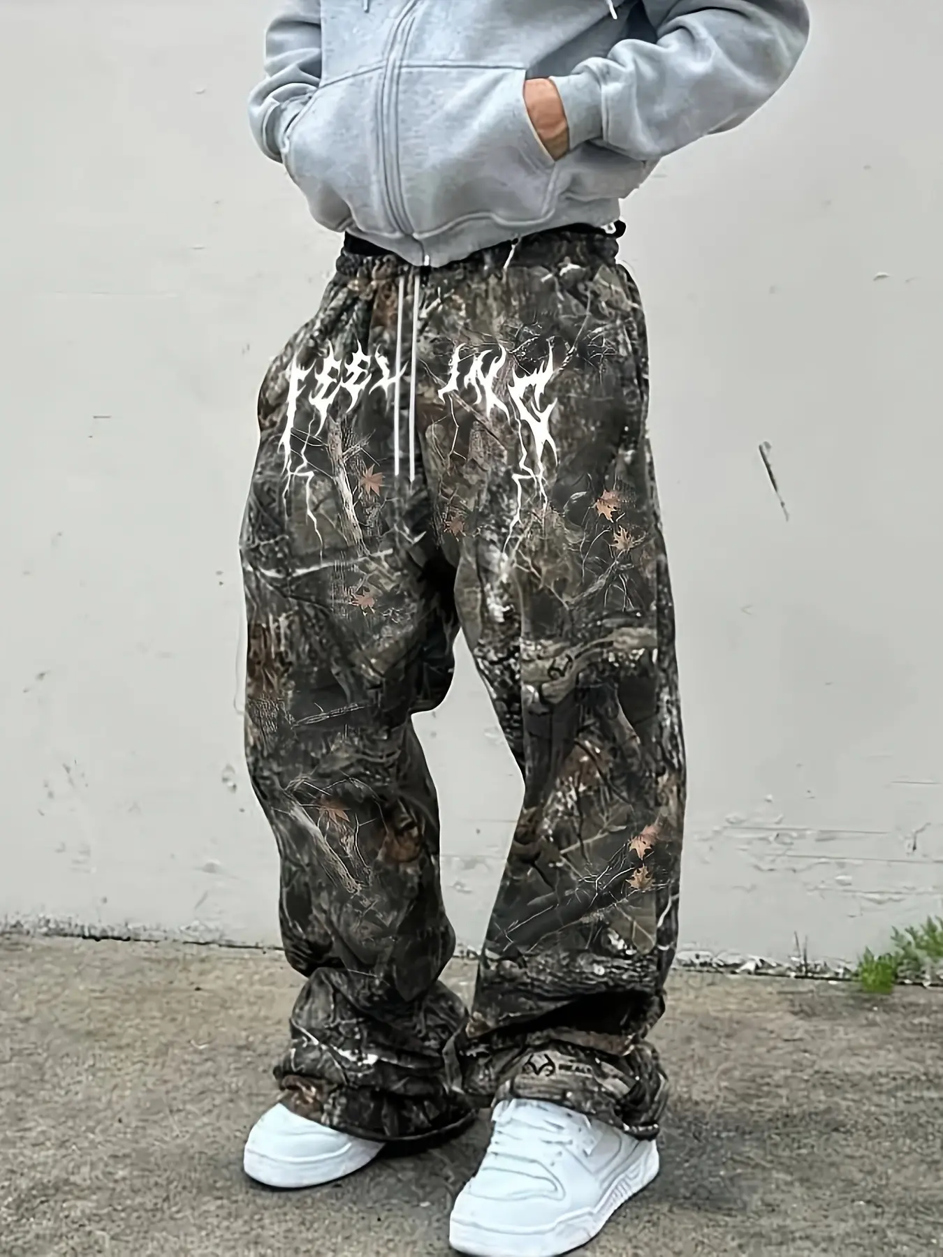 Men's Loose Fit Long Pants, Camo Print Trousers with 3D Leaf Camo Design, Elastic Waistband and Soft Fabric, Perfect for All-Season Outdoor Activities