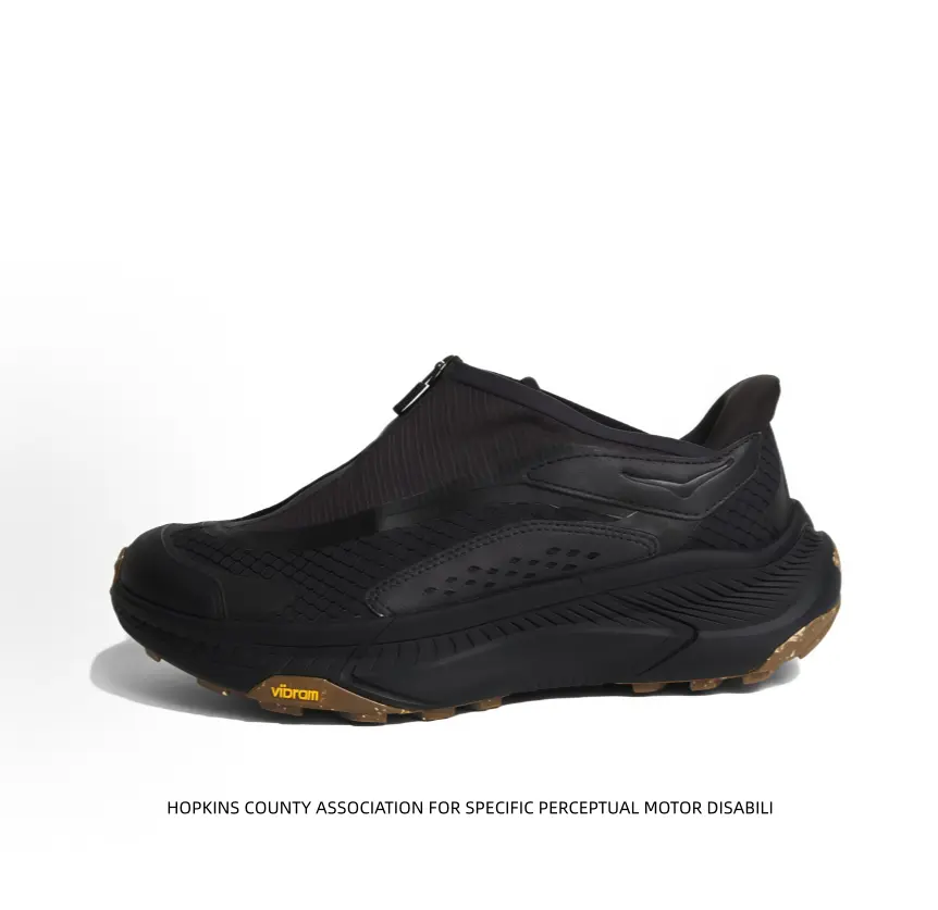 All-black professional off-road running shoes with thick cushioned midsole and Vibram outsole, excellent shock absorption and strong traction for mountain hiking and cross-country trail running.