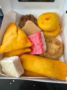 Caribbean Pastry and Sweets Gift Box - Ideal for Surprise Gifts, Perfect for Special Occasions