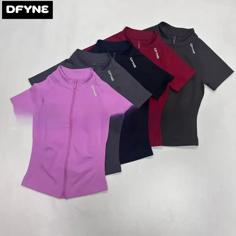 DFYNE slim-fit fitness jacket: pull down for yogawear, zip up for casual wear-one piece is all youneed for workouts or going out.