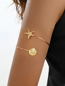 Women's Gold Starfish Armband—Bohemian-Style Open Metal Bangle for the Upper Arm; Trendy "Ins-Style" Shell Bracelet for Ladies; Beach Party Jewelry Gift—Bohemian Summer Beach-Themed Bangle Featuring Shells, Conch, and Faux Pearls.