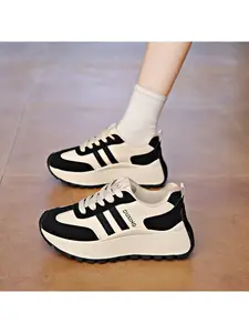 A pair of women's thick-soled color-block casual sneakers, retro stripe design, suitable for daily commute and casual wear.