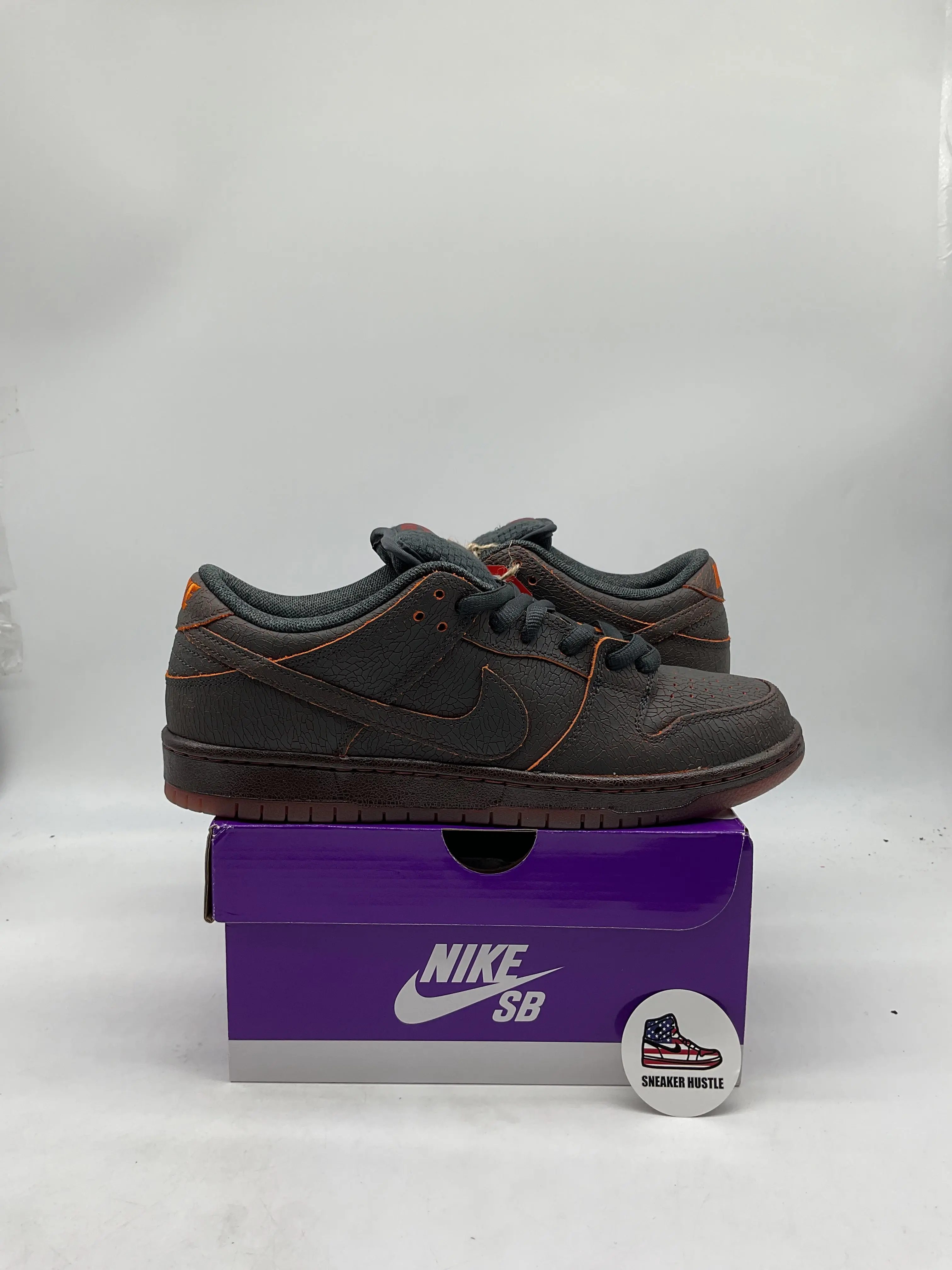 Nike Dunk SB Low Krampus Basketball Shoes, Low Cut Sports Footwear for Streetwear, Sports & Outdoor Use