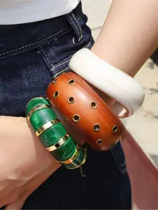 European and American fashion women's wide-faced natural pine asymmetrical resin bangle bracelet, suitable for daily wear, festive dressing, and bohemian style, Bangles Bracelets Set (natural pine wood; wood grain and wood marks are normal phenomena)