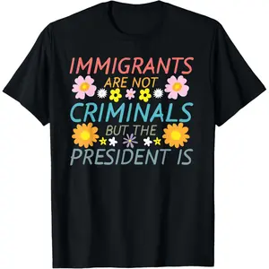 Immigrants Aren't Criminals but the President Is T-Shirt Herrenbekleidung