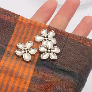 5pcs Silver Color Metal Petal Buttons, Four-Hole Crafted Buttons, for Fashion Women's Raincoats, Skirts, Bags, Hats, Hairbands, Home Textiles Decor