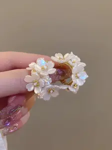 Chic French-Inspired Elegant Floral Earrings for Women, Fashionable Jewelry, Lightweight Delicate Design Perfect for Daily Wear and Special Occasions Jewelry