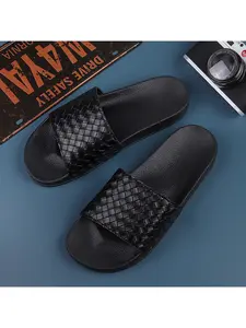 2026 popular men's slippers for outdoor summer, stylish and trendy for beach and home casual wear, non-slip soft-soled sandals, couple's model, comfortable for long-term outdoor use, size 39-45